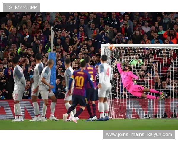 利物浦压上形成三人包夹,范戴克头球再下一城